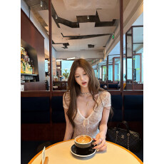 批发法式蝴蝶结V领蕾丝短袖T恤女微透修身显瘦夏季收腰短款甜辣妹上衣