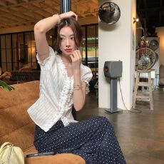 批发<b class='q'>衬衫</b>女夏花边设计感独特超好看单穿<b class='q'>衬衣</b>法式泡泡袖<b class='q'>上衣</b>