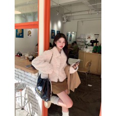 批发冬日童话新款白色羊羔毛外套女短款牛角扣环保皮草小个子加厚加棉
