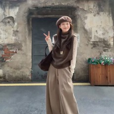 批发秋季高级感白色<b class='q'>碎花</b>打底衫叠穿咖色高领背心阔腿裤三件套