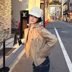 批发卡其色双排扣翻领风衣<b class='q'>外套</b>女秋季爆款老钱风设计修身显瘦短款<b class='q'>夹克</b>