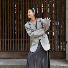 批发2025春季新款<b class='q'>西装</b>外套<b class='q'>女</b>宽松灰色条纹设计感小众中长款长袖西服潮