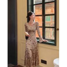 批发温婉法式<b class='q'>复古</b>气质温柔风长袖丝绒碎花连衣裙女秋冬季新款裙子