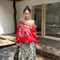 美式复古加绒毛领印花斜肩卫衣女秋冬季辣妹宽松显瘦露肩百搭上衣