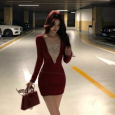 设计感纯欲镶钻性感红色包臀裙女秋冬新款穿搭修身显瘦短款连衣裙