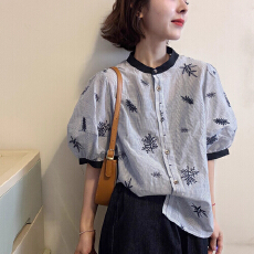 批发时尚新款拼色条纹短袖<b class='q'>衬衫</b>女夏季宽松显瘦排扣<b class='q'>刺绣</b>泡泡袖小衫上衣