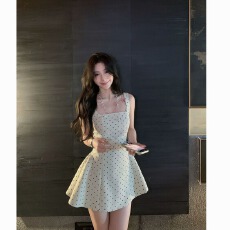 批发法式复古设计感礼服裙杏色<b class='q'>波点</b><b class='q'>连衣裙</b>女夏季吊带收腰显瘦A字短裙