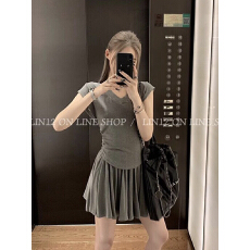 批发一整套正肩辣妹<b class='q'>两件套</b>女高腰搭配2026v领短袖夏装t恤百褶短裙上衣