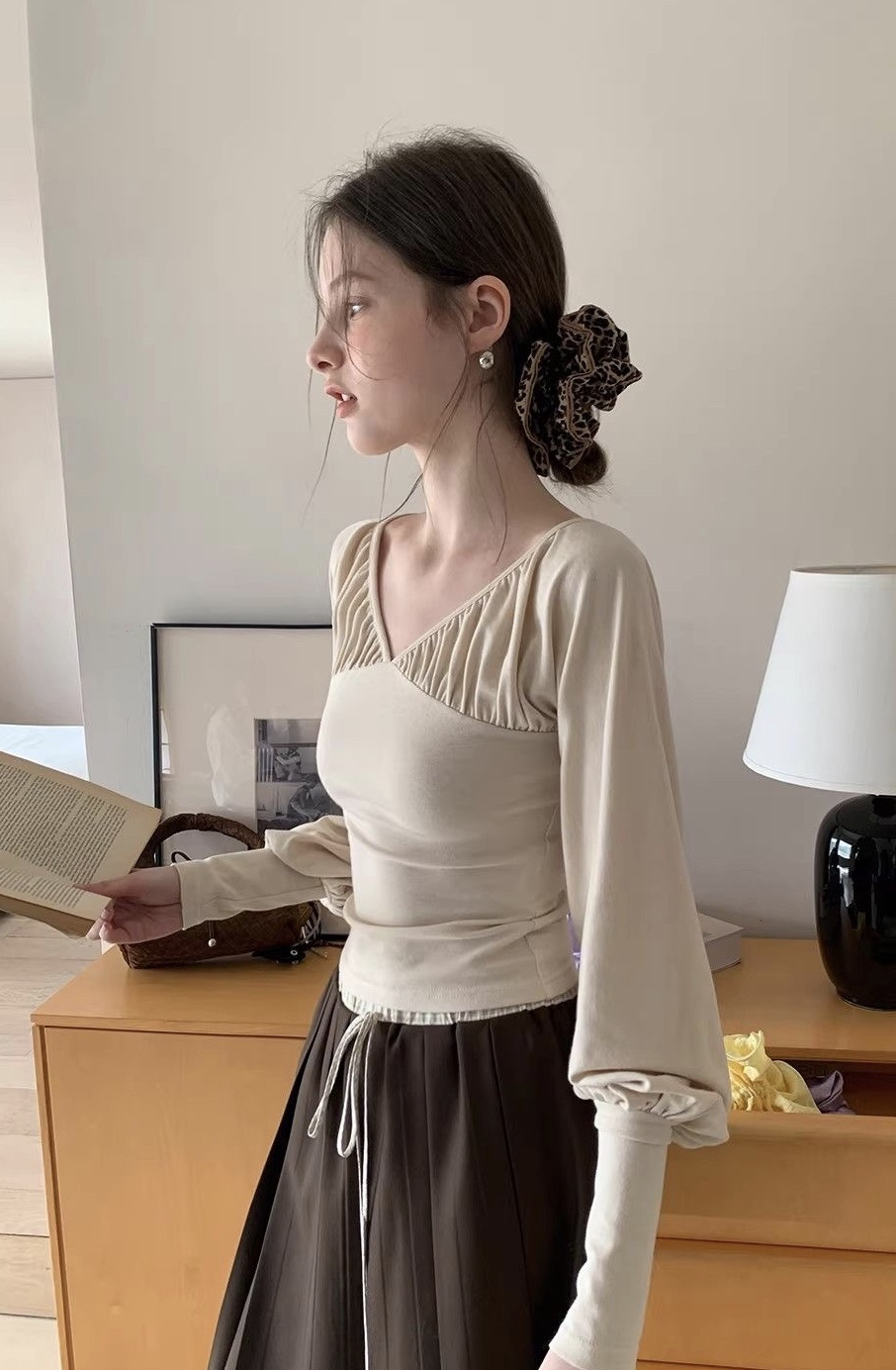 BY32742# 高级感V领褶皱长袖t恤女春季时尚洋气紧身收腰显瘦内搭打底衫 服裝批發女裝批發服飾貨源