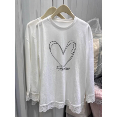 批发特大码300斤韩系蕾丝边拼接爱心印花T恤女<b class='q'>秋</b>圆领宽松减龄开叉上衣