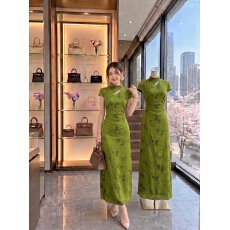 批发吃绿色菜碧叠-葡夏新中式显白绿色蝴蝶缎面旗袍女两色连衣裙