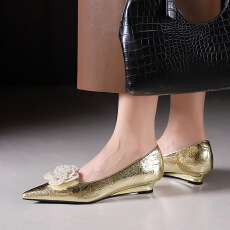 批发韩版浅口珍珠花朵蝴蝶结婚鞋坡跟<b class='q'>女鞋</b>尖头<b class='q'>显瘦</b>低跟单鞋女