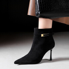 批发<b class='q'>韩版</b>风尖头高跟时装靴绒面时尚瘦瘦靴皮带扣细跟气质短靴女