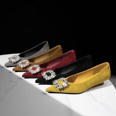 批发法式复古风通勤女鞋百搭金属水钻扣绒面坡跟气质尖头单鞋