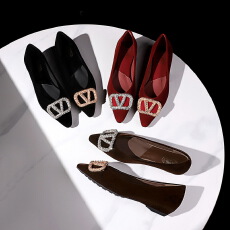 批发法式尖头气质单鞋百搭时尚水钻金属v扣绒面坡跟通勤鞋女