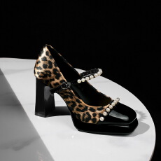 批发欧美风豹纹珍珠一字式扣带浅口粗跟圆头防水台单鞋女鞋