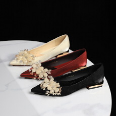 批发法式优雅风尖头浅口花朵水钻装饰粗跟低跟高级绸缎单鞋