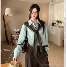 批发已出货绿色宽松<b class='q'>衬衫</b>女秋季2025新款纽扣设计休闲上衣穿搭<b class='q'>时尚</b>长袖