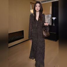 批发已出货 复古<b class='q'>波点</b>喇叭袖V领<b class='q'>连衣裙</b>女秋季新款高级感收腰A字长裙子