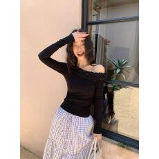 批发已出货 设计收腰露肩立体花边斜肩长袖t恤女<b class='q'>甜美</b>独特上衣