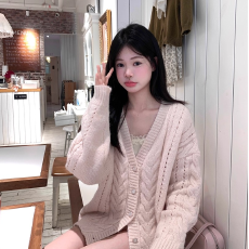 批发已出货 V领麻花毛衣女2025年秋冬温柔软糯宽松针织开衫<b class='q'>短</b>外套