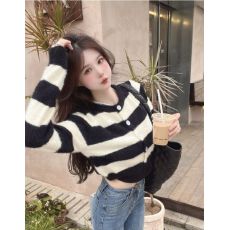 批发已出货 撞色条纹针织开衫女秋冬季高级感仿<b class='q'>貂绒</b>短款毛衣<b class='q'>外套</b>潮