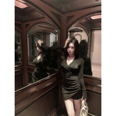 批发已出货 甜辣妹性感V领连衣裙女秋冬季新款设计感显瘦<b class='q'>包臀</b><b class='q'>短裙</b>子