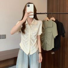 批发奶杏色 POLO 领褶皱短袖衬衫女设计感小众收腰显瘦不规则短款上衣
