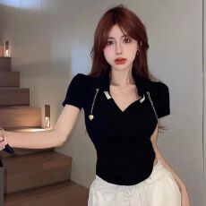 批发黑色链条爱心装饰V领<b class='q'>短袖</b><b class='q'>T</b><b class='q'>恤</b>女夏纯欲风修身显瘦不规则辣妹上衣