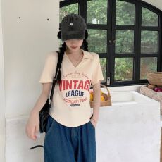 批发美式复古 V 领翻领印花<b class='q'>短袖</b> 不规则下摆显瘦休闲上衣女