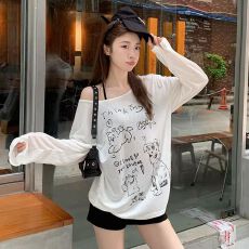 批发白色卡通小狗涂鸦露肩长袖 <b class='q'>T</b> <b class='q'>恤</b>女 宽松显瘦 防晒慵懒风上衣