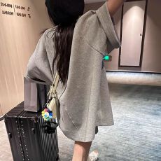 批发浅灰色 oversize 落肩短袖 T 恤<b class='q'>女</b> 慵懒风宽松中长款下衣失踪上衣