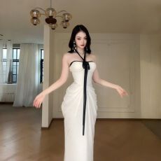 批发性感白色挂脖抹胸连衣裙女高级生日礼服裙<b class='q'>修身</b>度假长裙