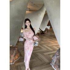 批发法式粉色温柔碎花露肩连衣裙一字肩长袖修身包臀女神气质中长裙