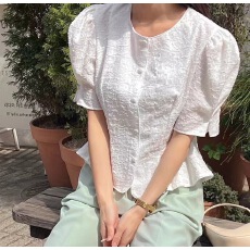 批发原版 chic<b class='q'>夏</b>季法式圆领单排扣暗纹提花喇叭袖荷叶边衬衫上衣女