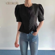 批发原版 chic<b class='q'>夏</b>季法式圆领单排扣暗纹提花喇叭袖荷叶边衬衫上衣女