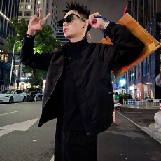 批发简约暗纹<b class='q'>男士</b><b class='q'>夹克</b>插肩袖设计金属四合扣大贴袋休闲<b class='q'>外套</b>