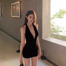 批发高奢轻熟风深V低领挂脖黑色连衣裙女精致清冷感辣妹气质包臀短裙