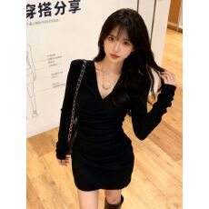 批发预12/31【徳绒1*1】交叉v领打底连衣裙2026秋冬新款褶皱包臀短裙