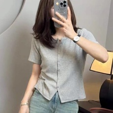 批发涤纶 短袖女夏季百搭时髦简约休闲显瘦修身排扣<b class='q'>短款</b>T恤正肩上衣
