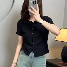 批发涤纶 短袖女夏季百搭时髦简约休闲显瘦修身排扣<b class='q'>短款</b>T恤正肩上衣