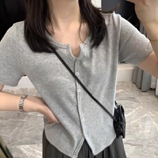 批发涤纶 短袖女夏季百搭时髦简约休闲显瘦修身排扣<b class='q'>短款</b>T恤正肩上衣