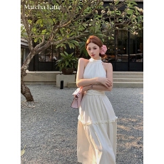 批发法式温柔白月光无袖挂脖连衣<b class='q'>裙</b>设计感小众气质收腰a字<b class='q'>长</b><b class='q'>裙</b>女夏季