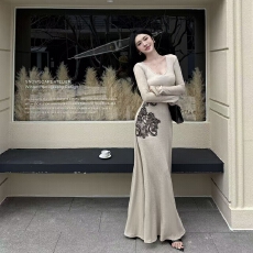 批发纯欲性感V领蕾丝<b class='q'>吊带</b>连衣裙女早秋新款修身显瘦高级感包臀长裙