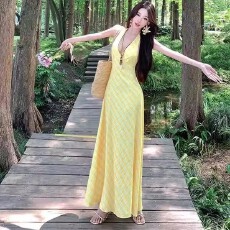 批发法式复古<b class='q'>黄色</b>格纹挂脖连衣裙女夏季新款海边度假风修身显瘦长裙子