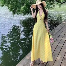 批发适合海边拍照的裙子度假风挂脖露背沙滩裙法式<b class='q'>黄色</b>格子吊带连衣裙