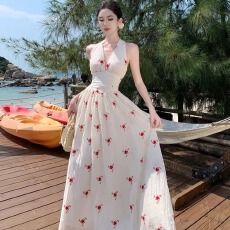 新款度假纯欲风连衣裙收腰法式显瘦碎花气质2026夏季挂脖碎花裙子