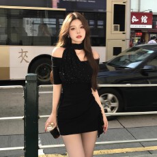 春季御姐风黑色挂脖连衣裙女斜肩露锁骨包臀修身显瘦性感气质裙
