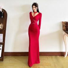 批发蕾丝拼接红色V领长袖<b class='q'>连衣裙</b>女<b class='q'>冬季</b>显身材鱼尾裙子纯欲风包臀长裙