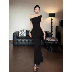 批发复古辣妹风斜领<b class='q'>露肩</b>褶皱收腰<b class='q'>连衣裙</b>女2026夏季新款修身显瘦包臀裙
